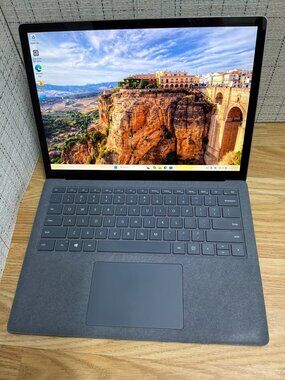 Microsoft Surface Laptop 4 13.5" i7-1185G7 16GB RAM 512GB SSD Windows 11 Pro